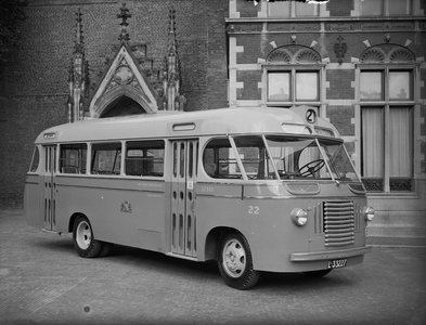 86401 Afbeelding van de Diamond-T autobus nr. 22 (serie 22-26) van het G.E.B.R.U. op het Domplein te Utrecht.